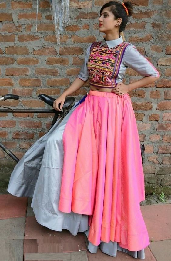 An Elegant Grey And Pink Layered Choli With A Collar Pattern